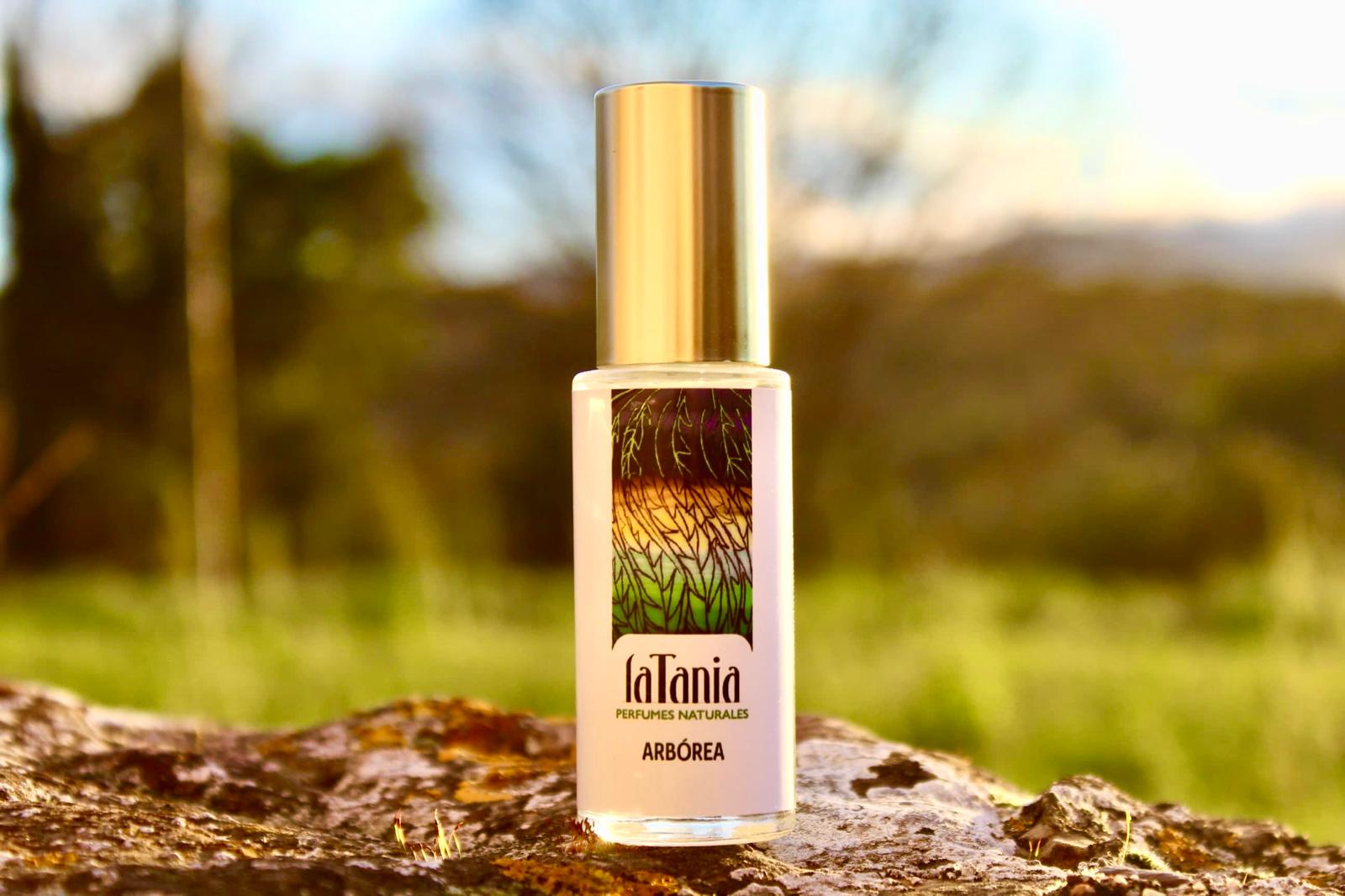 Perfume natural Arbórea con aroma fresco, verde y amaderado